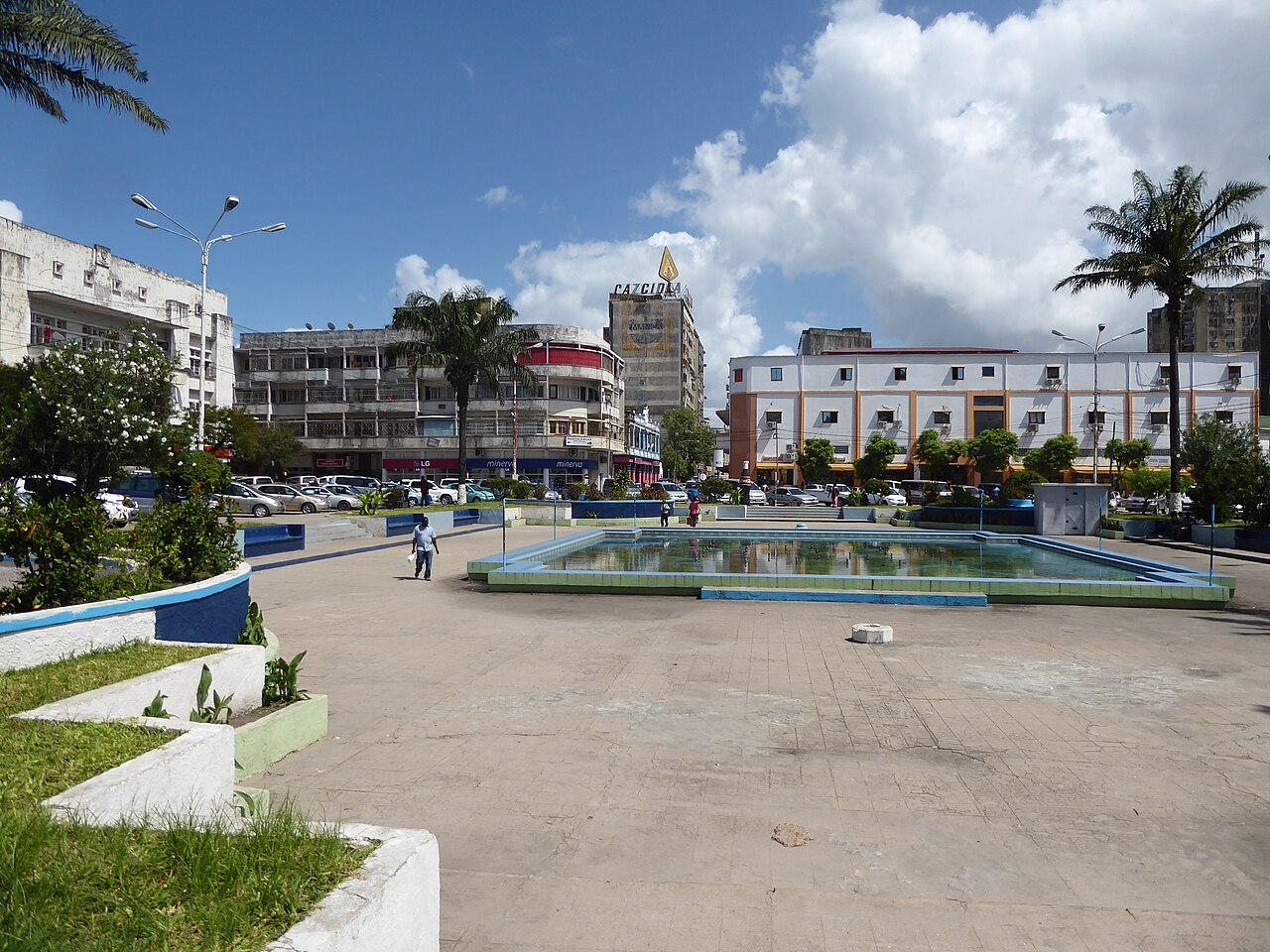 Praça do Município da Beira sob o céu azul